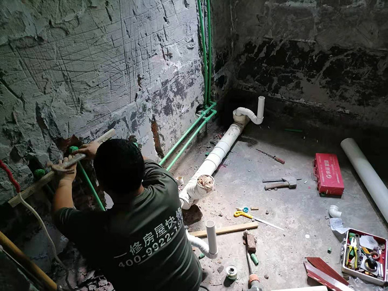 衛生間下水管安裝：下排水: 下排水是排水口在地面上，下水管豎著穿過樓板，管道直接通向樓下，裝下排水我習慣把返水彎裝在最底下，這樣要是還有別的下水，可共用一個返水彎。 做下水一般用50的返水彎，要是還有別的下水，就加三通，要用上面途中那種斜三通，這樣水流得通暢。大多時廚房下水都比較復雜，有時自己都繞進去了，水路之所以難做主要是因為地方太小，櫥柜里還裝著別的電器，如垃圾處理器、小廚寶、凈水器等，有的還要連接洗衣機等。