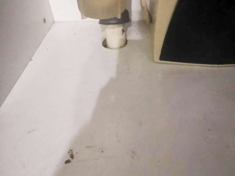 廚房水管漏水維修:如果是PVC的水管的話，就可以去買一根PVC的水管來自己接，先把壞了的那根管子割斷，把接口先套進管子的一端，使另外的一端的割斷位置正好與接口的另外的一個口子齊平，使它剛好能夠弄直，然后把直接往這一端送，使兩端都有一定的交叉接著距離(長度)然后把它拆卸下來，用PVC膠水涂抹在直接的兩端內(nèi)側(cè)與兩個下水管的外側(cè)。