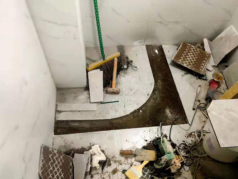 浴室地面擋水條安裝：房屋裝修時鋪地板磚的過程中會留出一條槽，水泥砂漿鋪平后放入大理石的擋水條。在鋪地磚的時候先將擋水條嵌在地磚里面，配套浴簾用的擋水條，安裝時測量好安裝高度。使浴簾自然下垂，垂進擋水條里三厘米左右，是最好的安裝效果且安裝后水不會外濺。