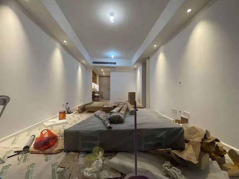 舊房客廳翻新：首先如果只是翻新墻面，地面就需要做好成品保護，這樣免得造成地面二次污染，老墻面的翻新處理的時候要注意將老墻面的原有裝修和裝飾都一并的清除。水泥層損壞，將損壞的墻面部分全部鏟除，之后再使用水泥進行涂抹。墻面的底漆作用非常重要，具有防潮、保護墻面、提高墻面粉刷效果的作用。最后再刷乳膠漆，在進行涂刷的時候也要從上到下順著一個方向進行涂刷。